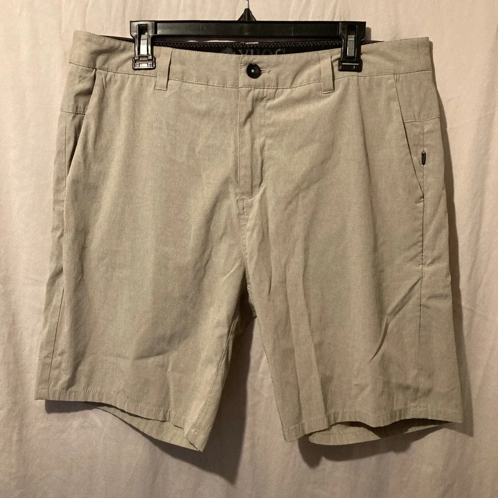 Vuori Aim Shorts Mens 34 Khaki Tan Technical Stretch Performance V368